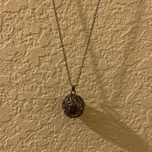 Gothic crystal pendant holder